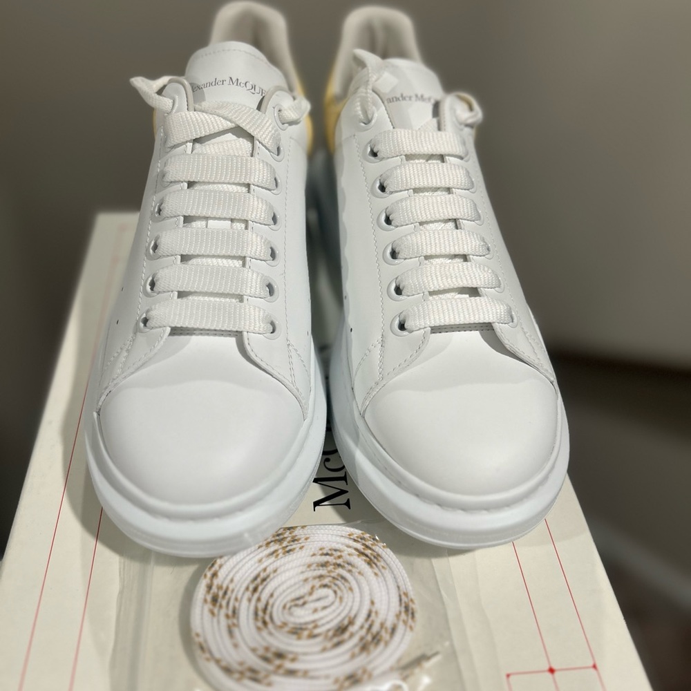 NWT 100% Authentic Rare Color (Lemon) comes with xtra laces